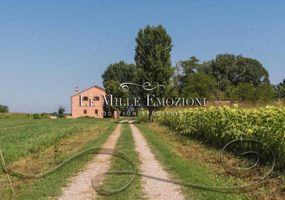 Location AG110 / 33 km Sud-Est from Padua / 50-200 people